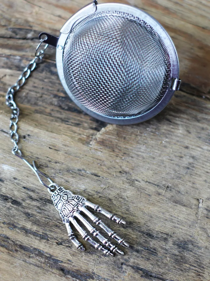 Skeleton hand tea infuser for loose leaf tea, Tea Maker with skeleton charm, Tea Steeper Herbal tea Halloween gift