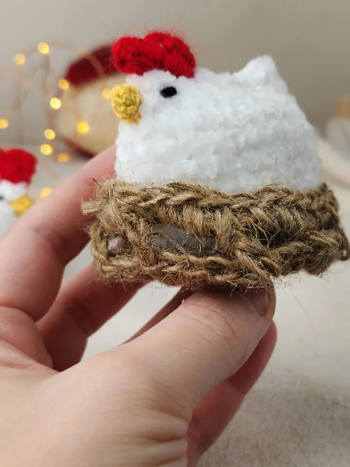 Low sew Mini Plush Chicken Crochet Pattern in a Jute basket - Adorable Amigurumi - Video tutorial, PDF pattern