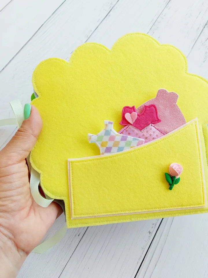 Spring Dollhouse Felt, Dollhouse for children with a set of clothes and food,Portable Fabric Dollhouse Room