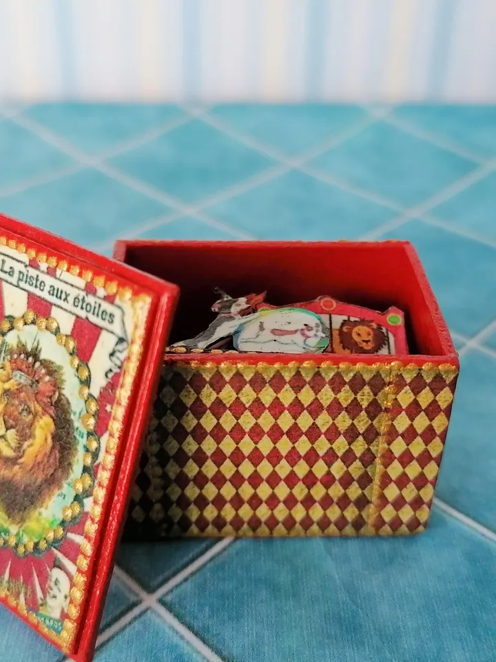 Box with circus figurines to fill the dollhouse in 1:12 scale. Completely handmade.