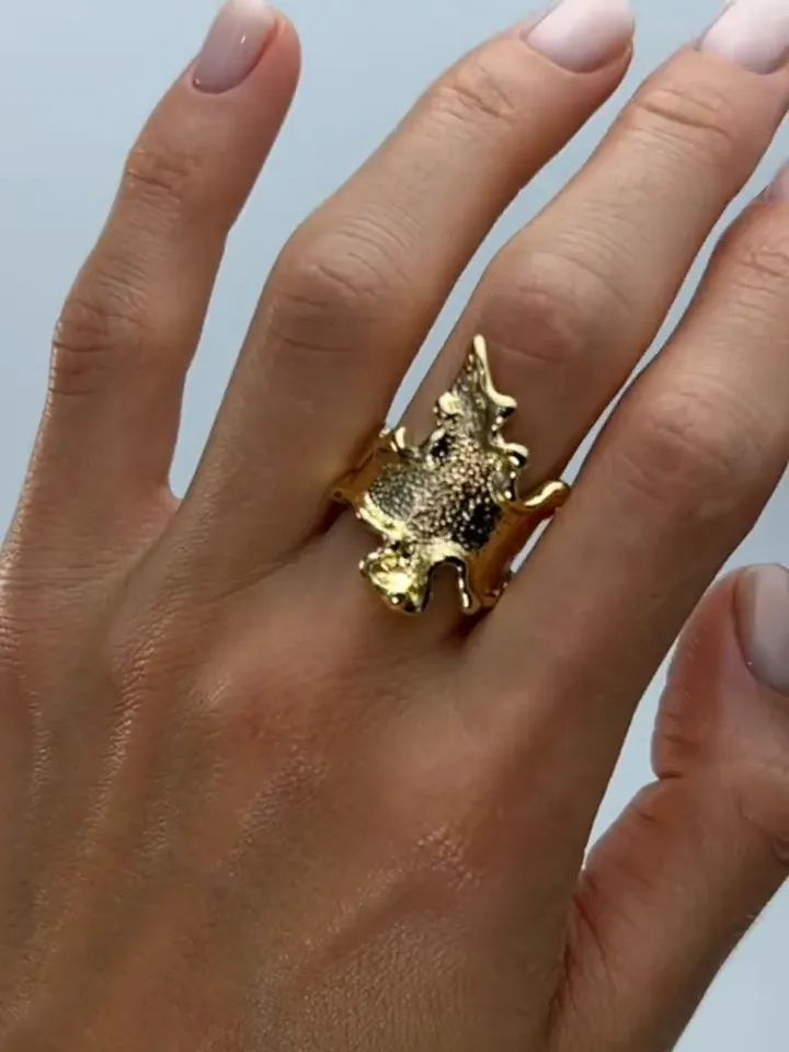 Ring, gold-plated, crumpled, embossed, large with the effect of compressed metal, curved trendy shape, textured, wide, one-size adjustable 16-20 size