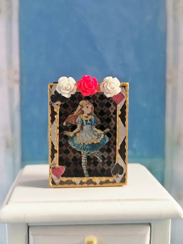 Dollhouse accessories set. Alice. Scale 1:12.