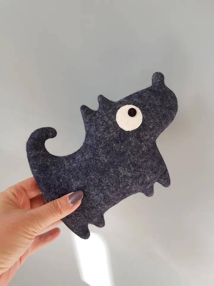 Felt Dog sewing pattern PDF, digital tutorial in english, felt doll sewing diy