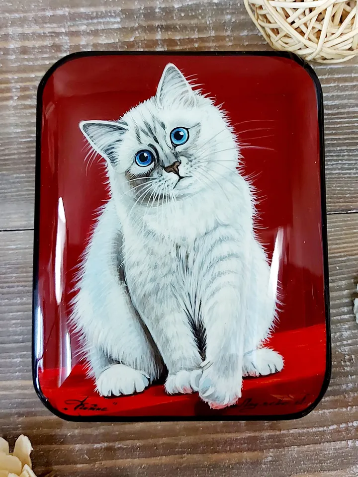 Beautiful Russian Lacquer Box"White cat " Hand painted miniature painting jewelry box Mother of pearl Papier mache Art gift Fedoskino