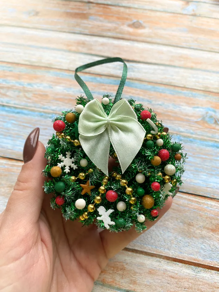 Miniature Christmas Wreath with polymer clay for Dollhouse Tree