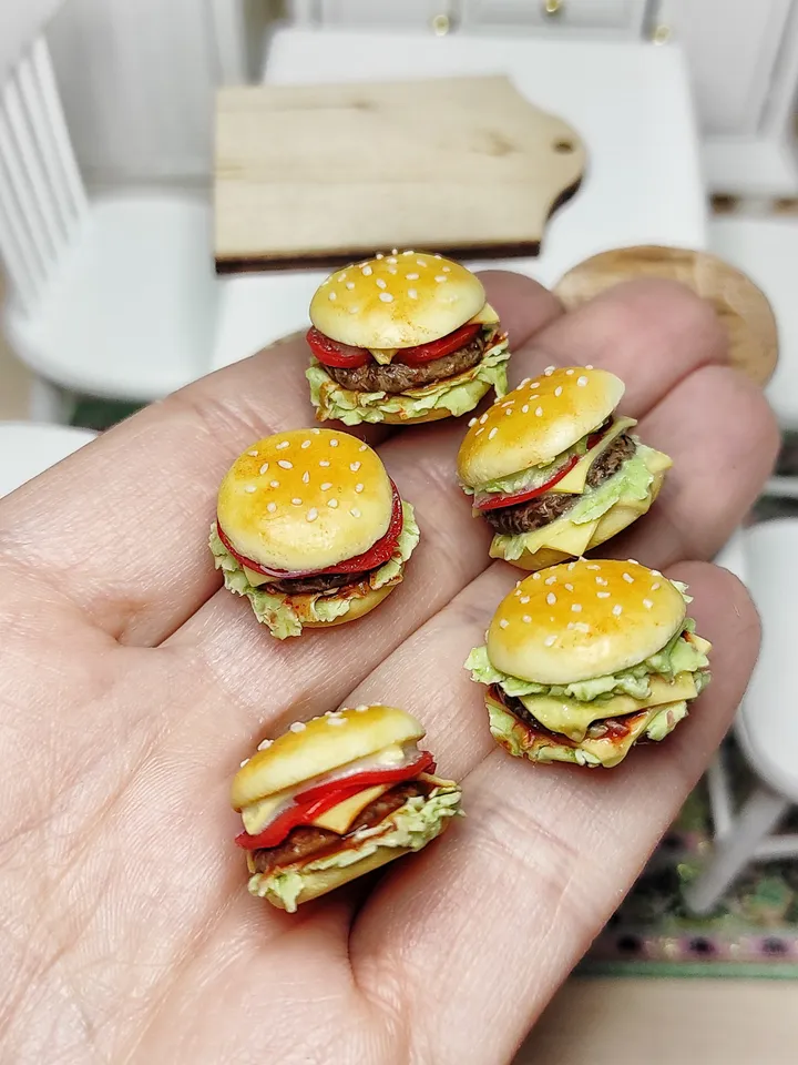 Fast food for dolls - Burger - Realistic burger - burger for dollhouse - miniature - mini food - dollhouse miniature