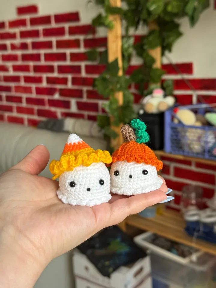 4 in 1 Crochet Pattern little ghosts in hats, LOW SEW, set hats, halloween crochet, pumpkin, no sew