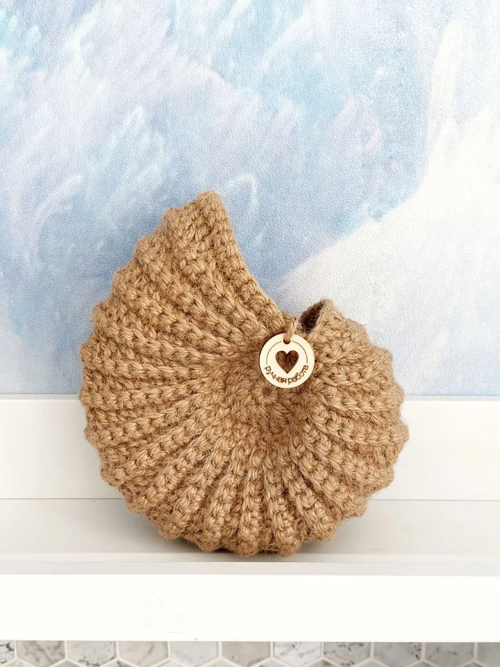 Hanging basket in the shape of an ammonite shell.
Handmade crocheted sea shell made of jute.
Eco-friendly marine-style decor. Use the basket as a planter for small flowers, an organizer for cosmetics, combs and other items.