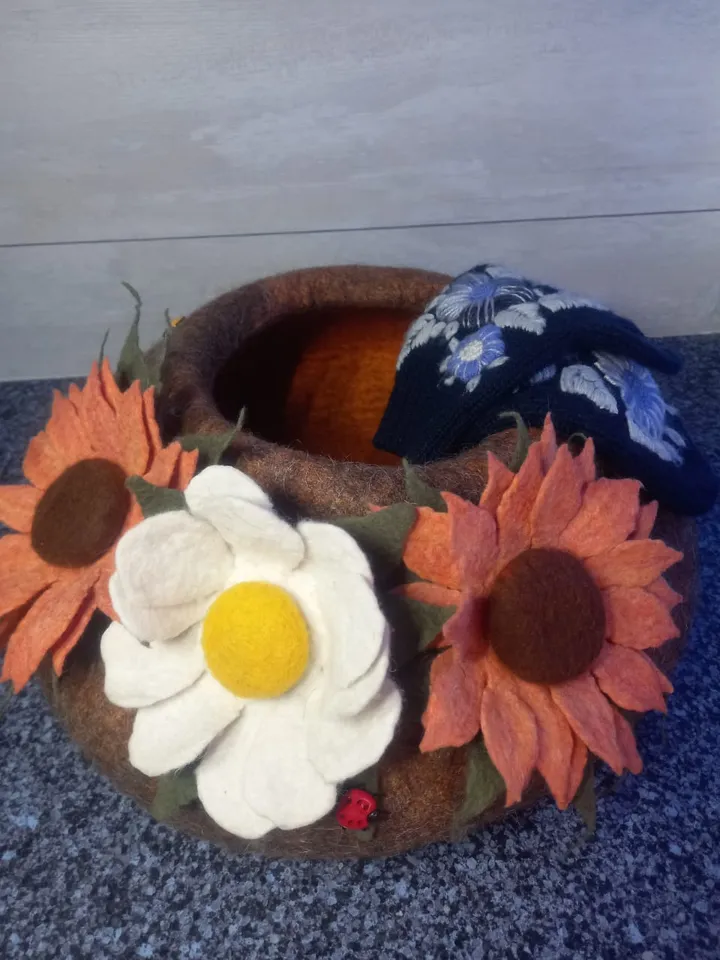 Валяные домики-лежанки для кошек и небольших животных.