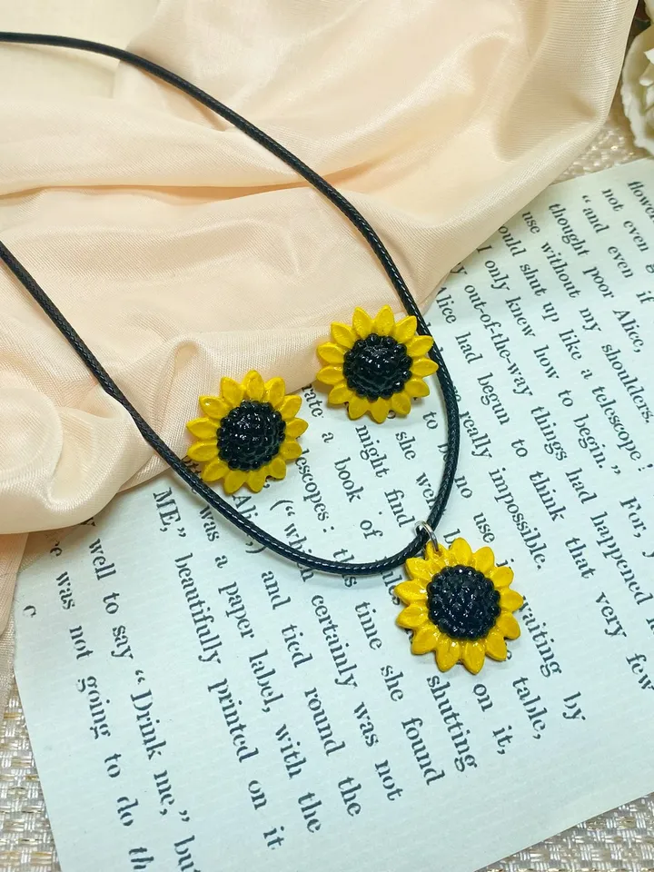 Bright set of jewelry with sunflowers.
