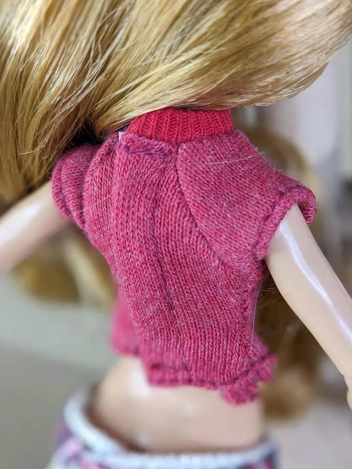 Red T-shirt or skirt for 10.5-inch female dolls (MH, EAH)