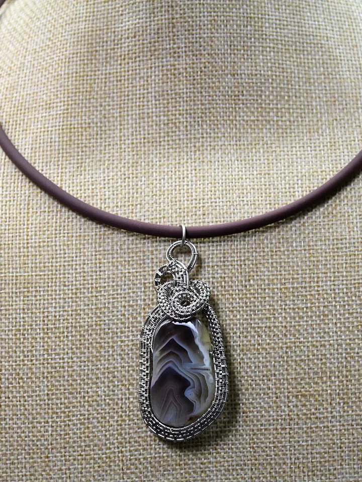 Handmade necklace with pendant made of natural agate