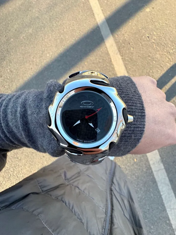 Oakley Y2K vintage watch: glossy case and stylish black dial