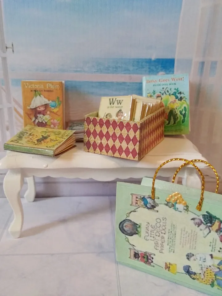 Books. A set of books. 6 items.1:12 scale.