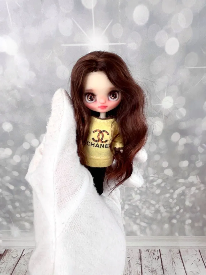 Reserve Sam . Glamorous Fashionista. Charming Petite Blythe doll with brown hair and brown eyes.