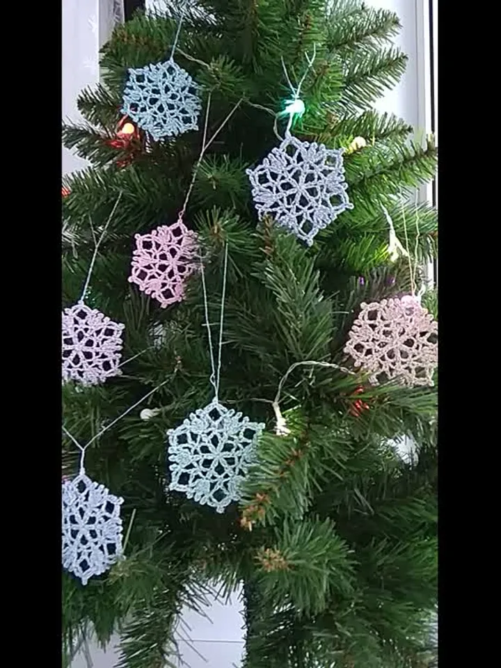 Christmas Ornament Snowflake Crochet Pattern. PDF file digital download.