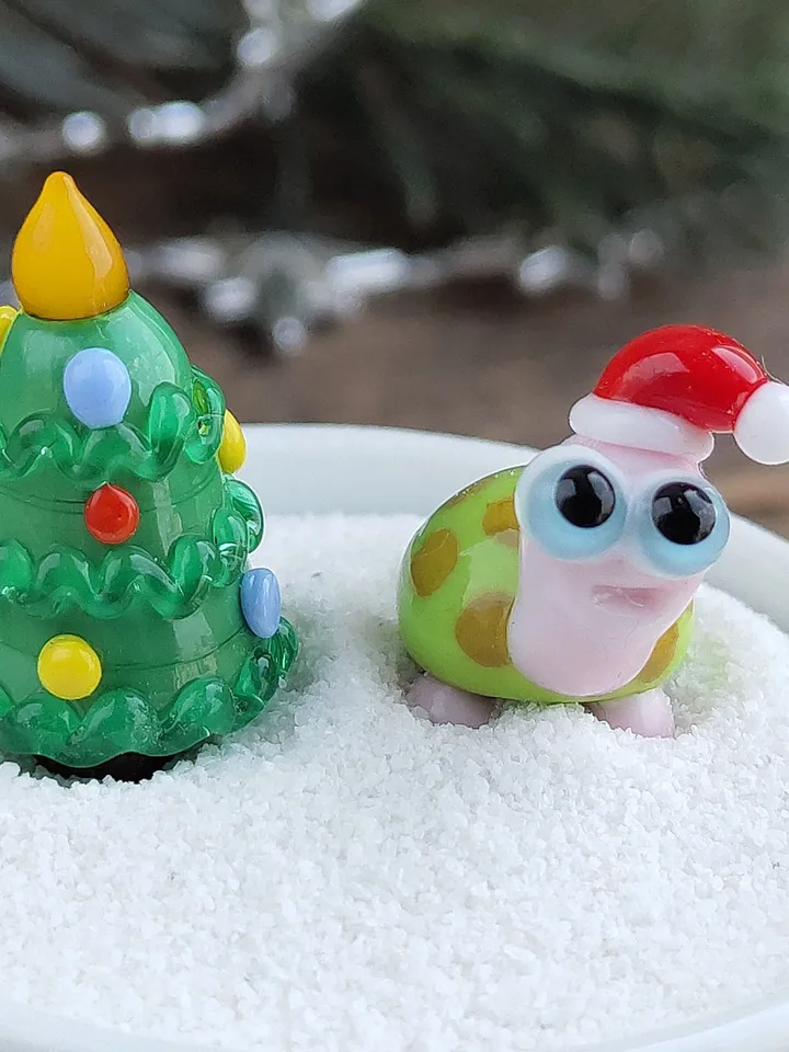 Tiny turtle miniature, glass turtle figurine, turtle sculpture , small terrarium animal for dollhouse decoration Santa hat figurine