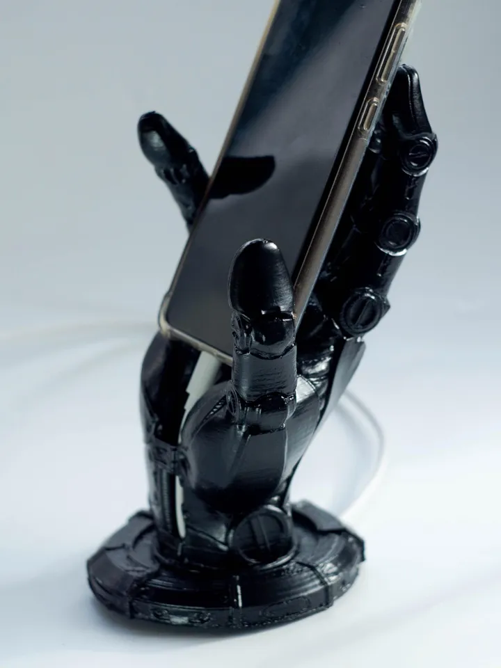 Robotic Hand Phone Stand – Futuristic and Functional Smartphone Holder, Cyber Decor, Robo Accessory, Sci-Fi Design, Gamer props
