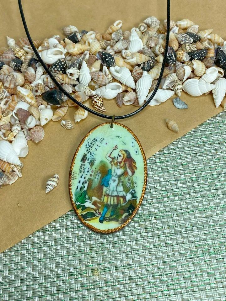 Handmade jewelry. Pendant in the style of "Alice".
