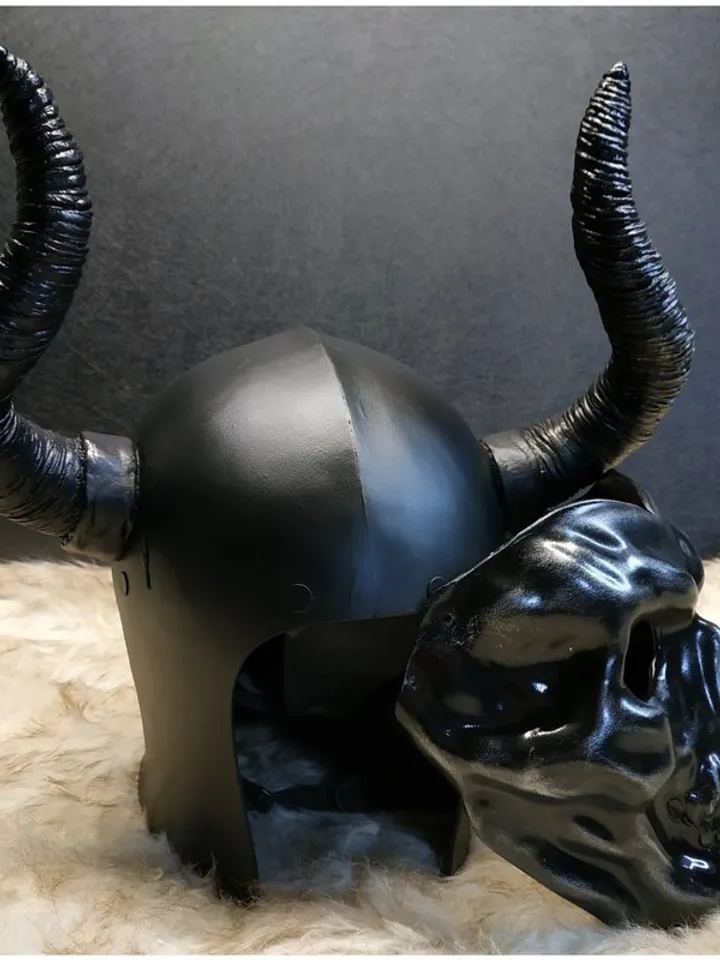Warhammer helmet - horned helmet - warhammer cosplay - LARP - LARPJ - cosplay co