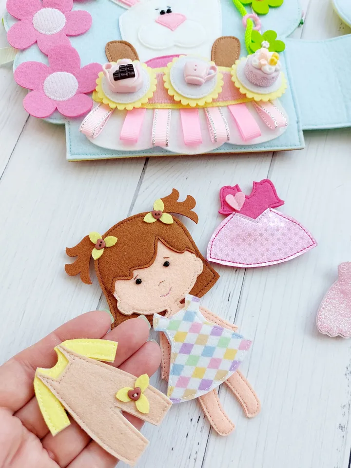 Spring Dollhouse Felt, Dollhouse for children with a set of clothes and food,Portable Fabric Dollhouse Room