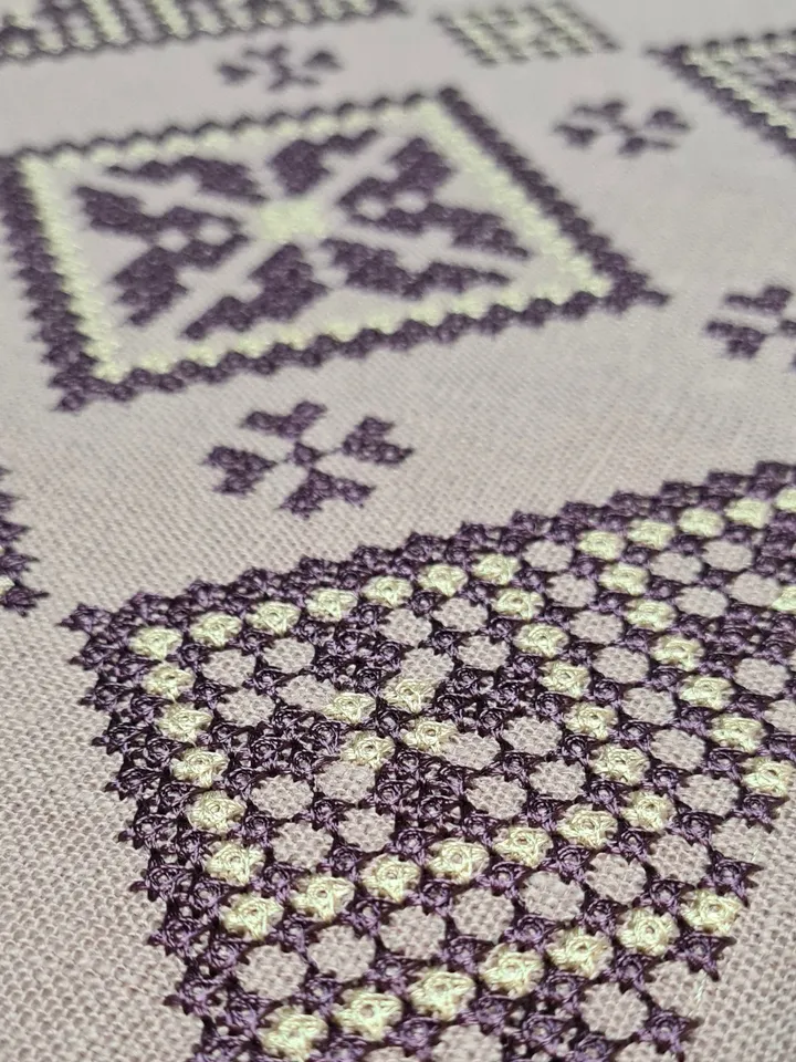 Set designer of 20 machine embroidery designs with a large French knot to create your own compositions and decorate clothes, accessories