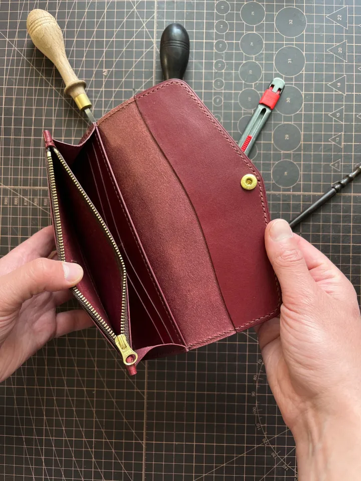 Pattern of a classic women's wallet - Pattern of a leather wallet - Download PDF & video TUTORIAL. Punch pitch 4 mm.