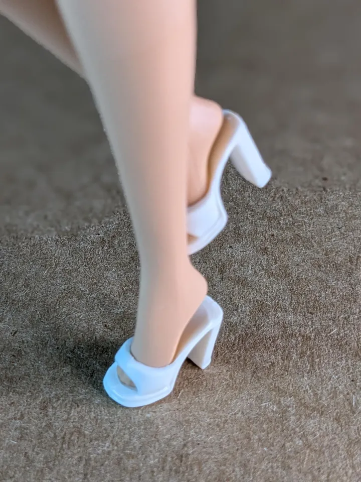 White slippers with wide heels for 1/6 scale female dolls