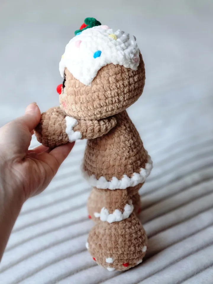 Crochet gingerbread man pattern. Amigurumi gingerbread man pattern. Crochet gingerman