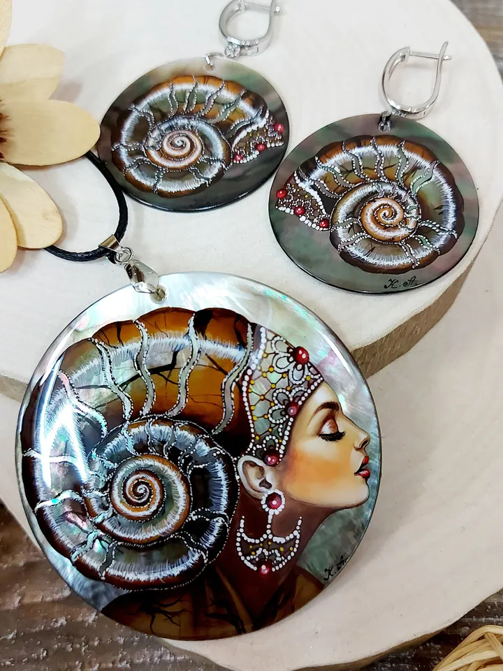 Nacre set necklace pendant and pearl earrings "Queen Ammonite". Mother-of-pearl. Hand-painted on shell. Hand painted miniature Jewelry