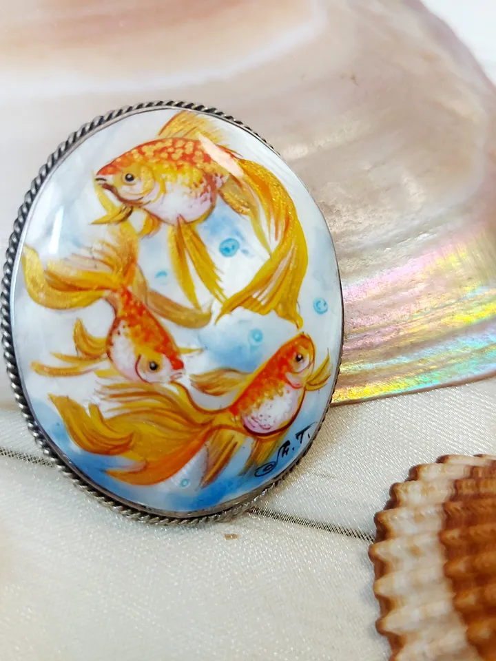 Handmade brooches for women with Lucky Goldfish: hand painted mother of pearl brooch with Guppy fish, elegant shell handmade Goldfıshes pin