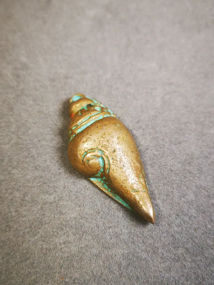 Gandhanra Handmade Small Shankha(Divine Conch) Badge,Tibetan Buddhist Protective Amulet Pendant,Made of Lima Brass