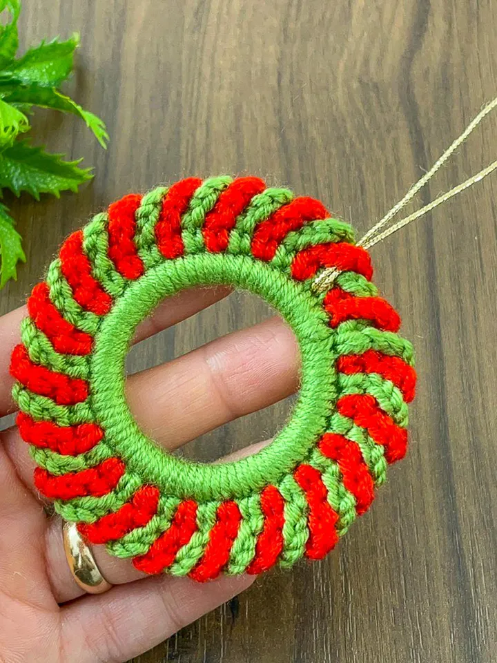 Crochet Holiday Wreath Pattern, DIY Red Green Christmas Ornament PDF, Handmade Festive Décor Tutorial, Beginner Crochet Project