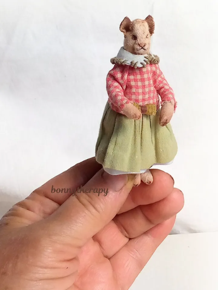 Miniature cat figurines 8.5 cm ( 3.2 inches ) high.
