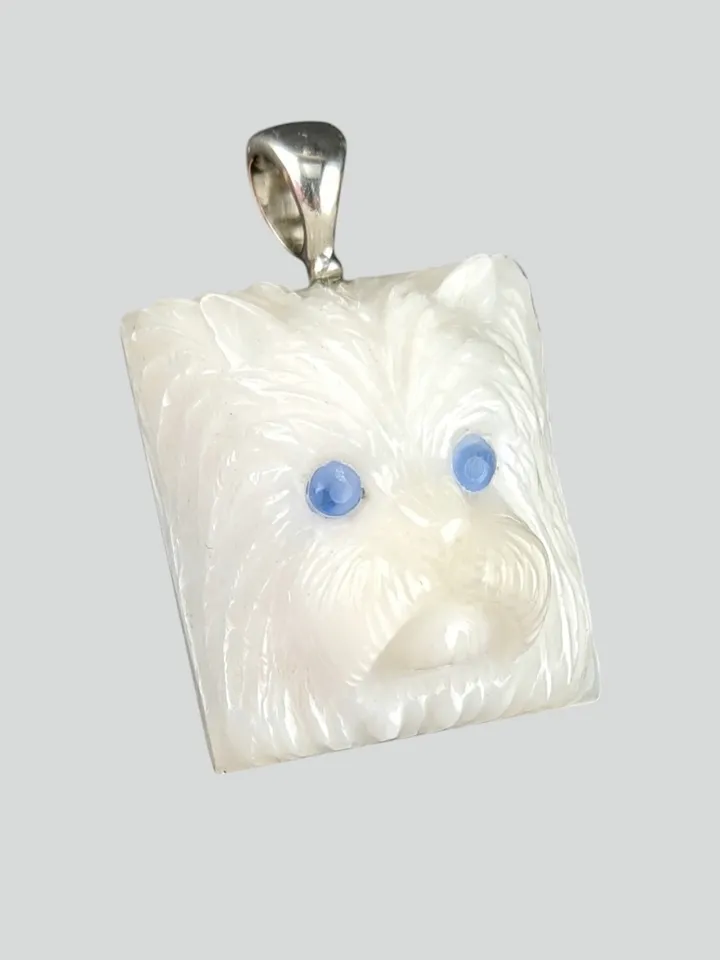Pendant cat face made of white agate and blue quartz.