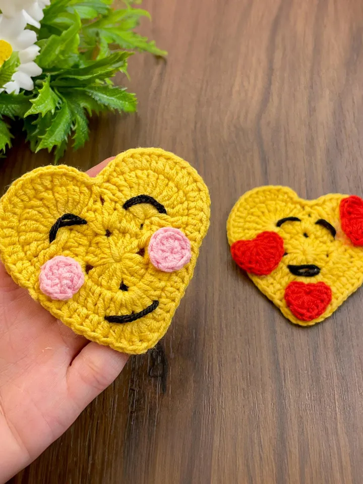Crochet Heart Pattern, Cute Emoji Design for Heart-Shaped Motifs, Perfect DIY Gift Idea for Crocheting Enthusiasts