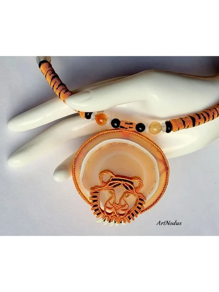 "Catch the Tiger" Macrame Necklace with Agate Slice
