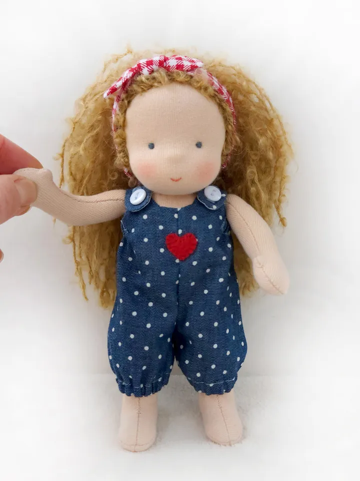 DIY clothes set for a Waldorf doll 7 inch (18 cm) tall. PDF sewing patterns and tutorials.