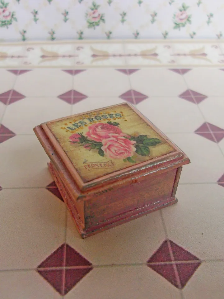 Dollhouse accessories. A set of miniature items.1:12 scale.