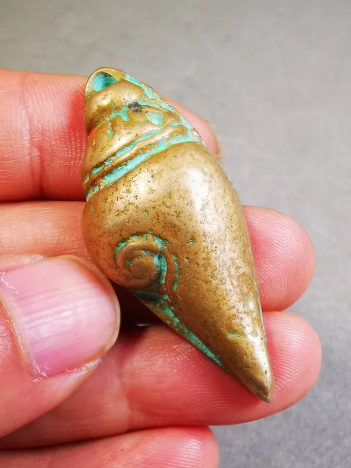 Gandhanra Handmade Small Shankha(Divine Conch) Badge,Tibetan Buddhist Protective Amulet Pendant,Made of Lima Brass