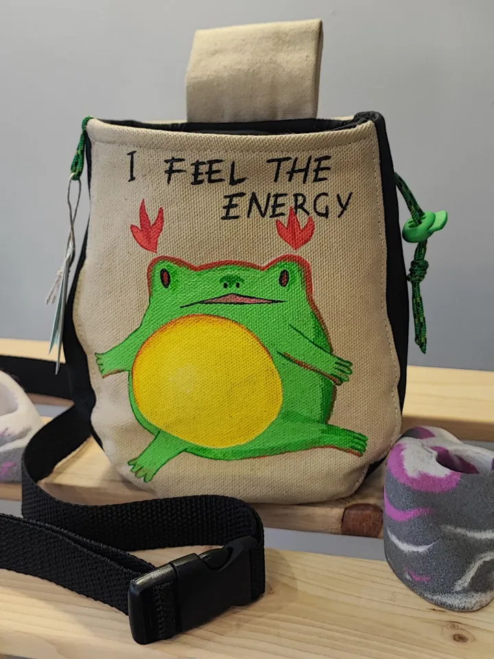 Chalk bag frog energy for rock climbing