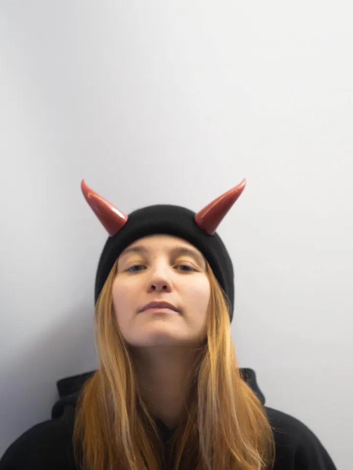 Black Beanie with red devil horns, slouchy fisherman-style beanie with bull horns for Halloween, Photoshoot, Realistic Fantasy Cosplay Horns
