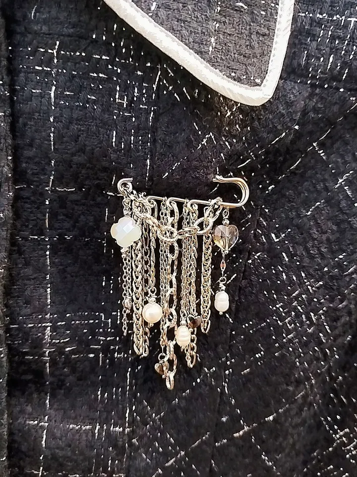 Handmade colar pin brooch with chains, natural pearls and hearts