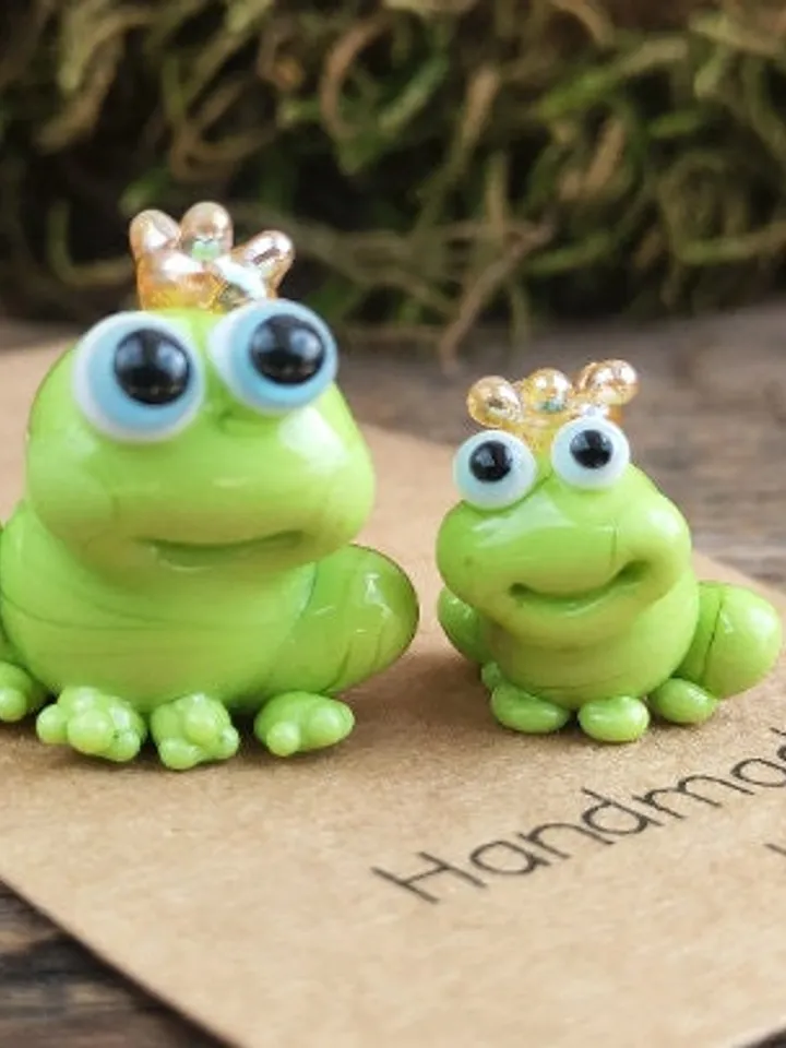 Frog figurines Frog gifts Glass frog Miniature frog Frog decor Glass frog Glass figurines Tiny glass animals Blown glass art Terrarium