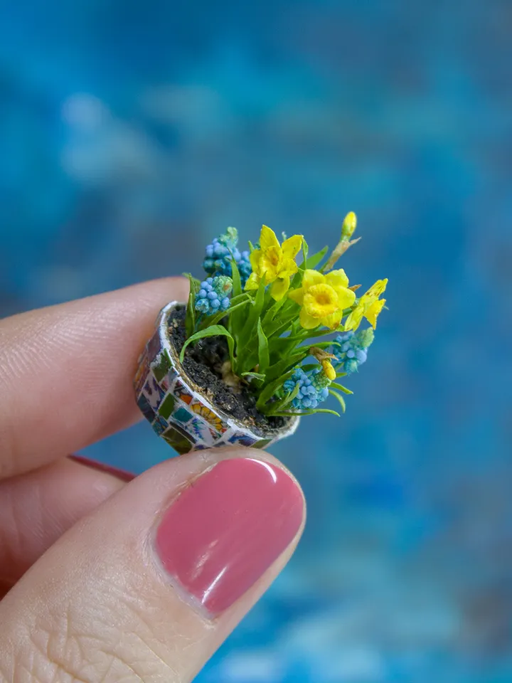 MINIATURE daffodils and muscari in a mosaic pot | Dollhouse miniatures