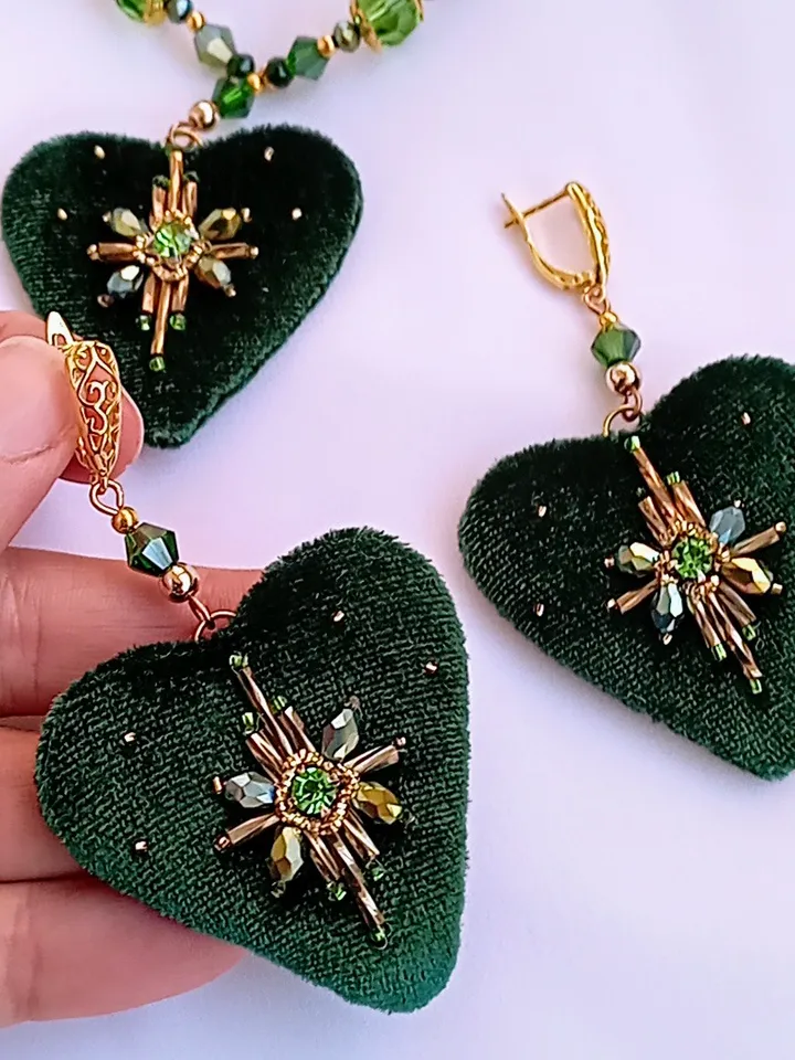 Handmade emerald heart jewelry set necklace choker and earrings, valentines day gift, heart shaped jewelry, love gift