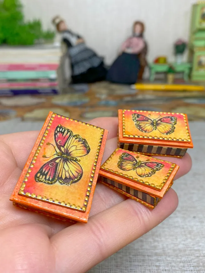 A set of boxes for a doll's house. 1:12.Dollhouse miniature. Accessories for the doll.