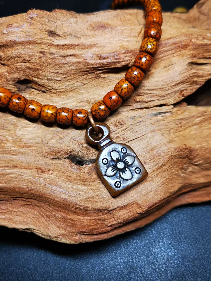 Gandhanra Tibetan Shankha Flower Amulet,Yak Bone Carved Conch Pendant, Bead Counter Clip Pendant for Mala, Prayer Bead Accessories