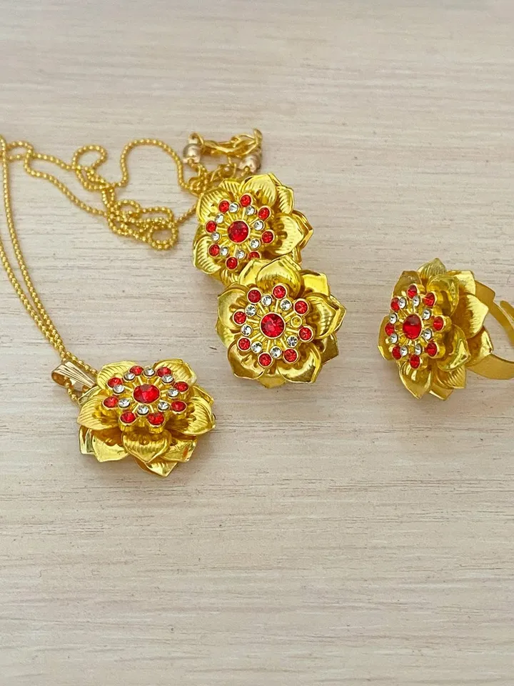 Set of jewelry with red rhinestones. Handmade. Jewelry.