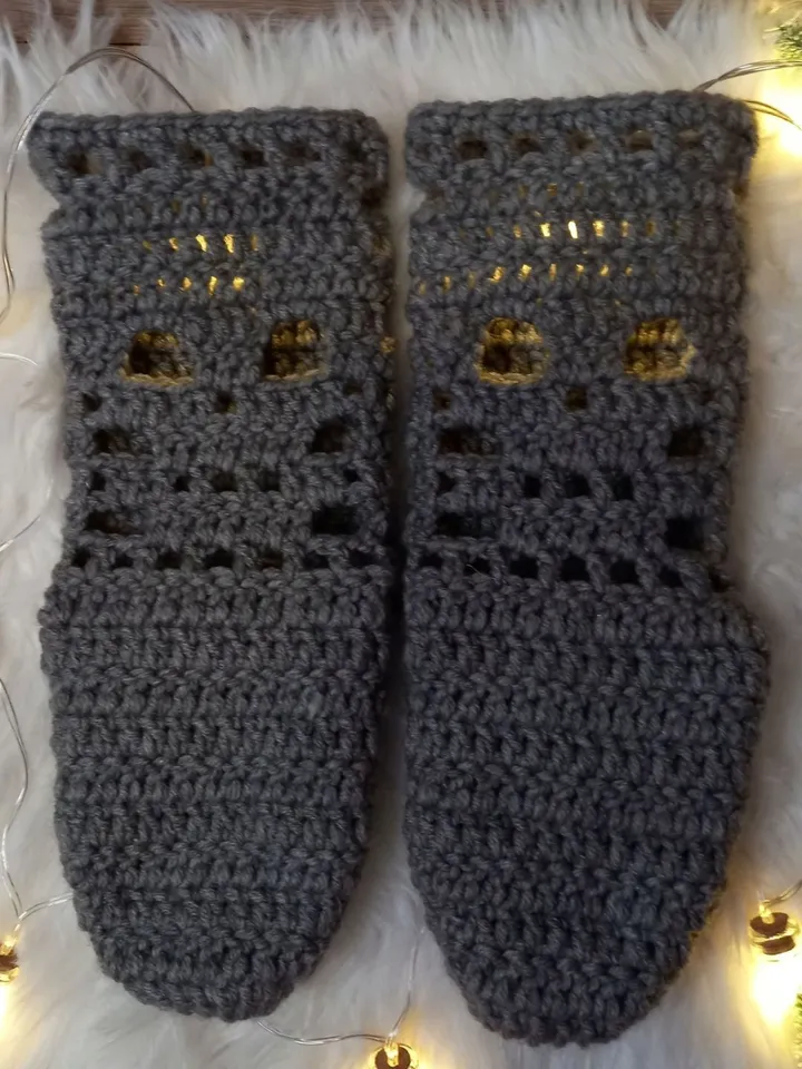 Crochet socks pattern, House slippers with skulls, PDF Pattern warm socks, Wool women's slippers